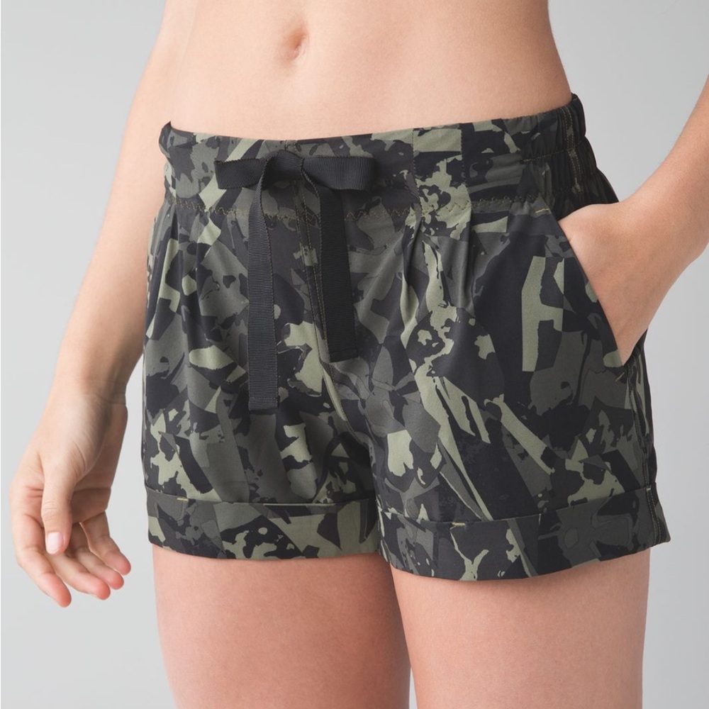Lululemon spring break away camo short size 4